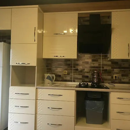 Lakeview Apartment *